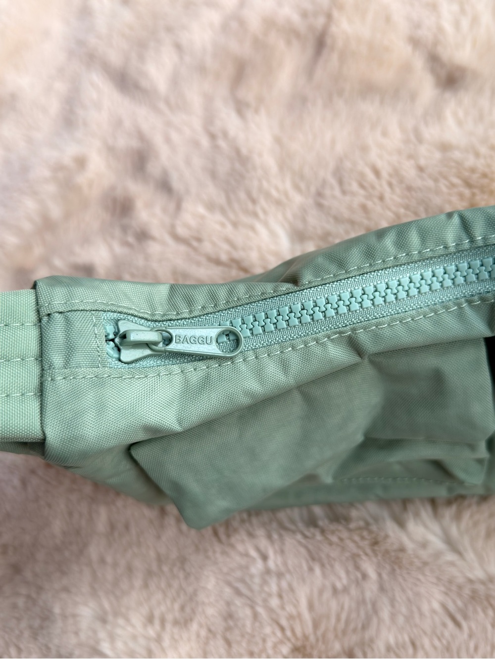 BAGGU Cargo Shoulder Bag in Seafoam | UO Exclusive - Picture 3 of 5